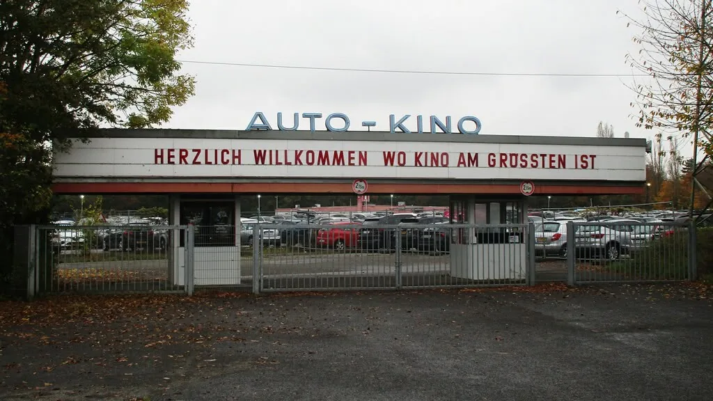 Einfahrt des Autokinos in Köln mit dem Schriftzug Auto-Kino, erster Ort des Autohandels ab 1992