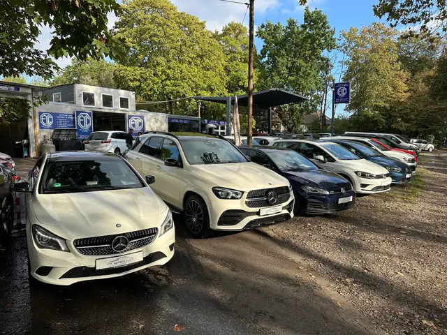 Mercedes-Benz Gebrauchtwagen vor der Werkstatt von EYC Global am Hauptsitz in Köln-Ostheim